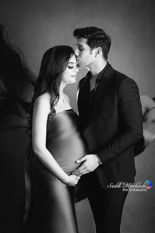 maternity photoshoot poses indoor delhi studio